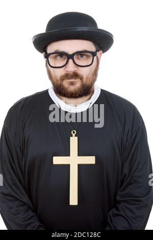 Giovane uomo vestito come sacerdote, isolato su bianco Foto Stock