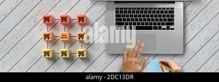 Griglia cubica con i simboli del carrello e messaggi DI SHOPPING ONLINE su woodenbackground Foto Stock