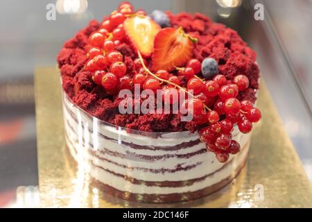 Una torta Big Mix Red Berry in Patisserie Foto Stock