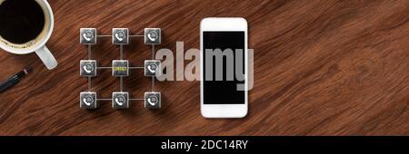 Griglia cubica con contatto messaggio e icone telefono con caffè e smartphone su sfondo di legno Foto Stock