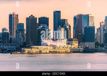 Il terminal delle navi da crociera di Vancouver al Canada Place, Vancouver, BC, Canada, sembra dal Nord Vancouver. Foto Stock