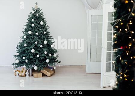 Albero di Natale con regali decorazione nuovo anno festa sfondo invernale Foto Stock