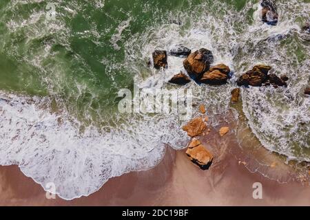 Vista aerea delle onde marine sulla riva Foto Stock