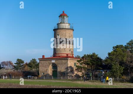 15 novembre 2020 - Falsterbo, Svezia: Un faro in mattoni con un cielo blu luminoso sullo sfondo. Faro Falsterbo costruito nel 1796 Foto Stock