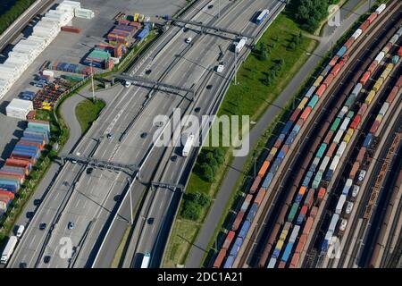 Germania, Amburgo, linea ferroviaria per il trasporto di container dal porto e traffico su Autobahn / DEUTSCHLAND, Amburgo, Autobahn A7 e Bahnlinie Foto Stock