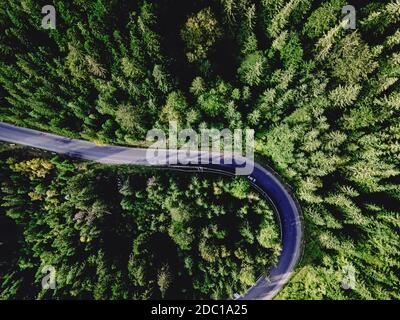 Vista dall'alto della strada di montagna curvilinea Foto Stock
