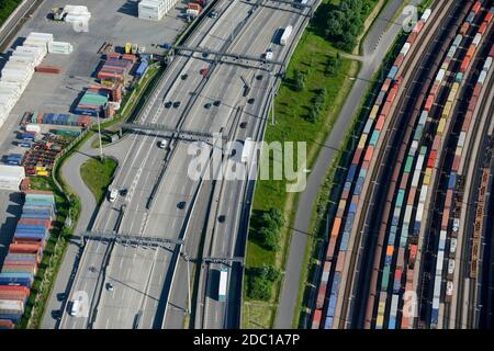 Germania, Amburgo, linea ferroviaria per il trasporto di container dal porto e traffico su Autobahn / DEUTSCHLAND, Amburgo, Autobahn A7 e Bahnlinie Foto Stock