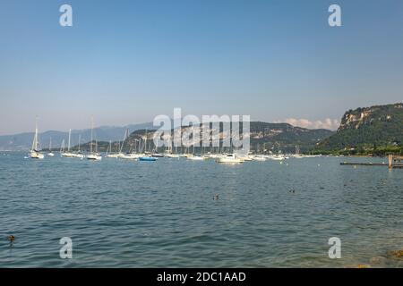 Vista sul lago di Grada da Bardolino, un luogo famoso in Italia Foto Stock