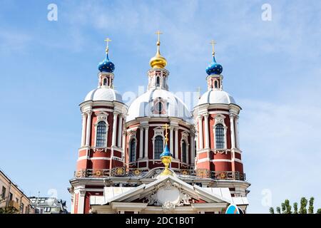Vista della cupola del Tempio del Santo Martire Clemente i, il Papa Romano (Chiesa di San Clemente) nella corsia di Klimentovsky dalla via Pyatnitskaya nella città di Mosca Foto Stock