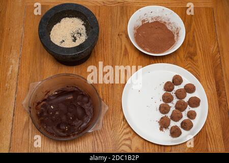 Il processo per la produzione di tartufi al cioccolato Foto Stock