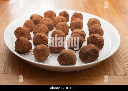 Un piatto di tartufi di cioccolato fatti in casa Foto Stock