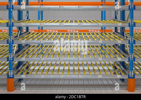 Scaffalatura rack Gravity Flow nel magazzino di distribuzione Foto Stock