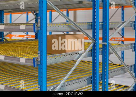 Scaffalatura rack Gravity Flow nel magazzino di distribuzione Foto Stock