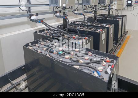 Pila a batteria per carrelli elevatori a forche presso la stazione di Chargin industriale Foto Stock