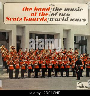 The Band of the Scots Guards riproduce la musica di due World Wars, copertina di album in vinile LP Foto Stock