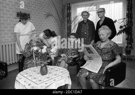 30 novembre 1984, Sassonia, Eilenburg: Nella casa di cura del distretto di Eilenburg a metà degli anni '80, il personale infermieristico parla con i residenti della casa. Data di ammissione esatta non nota. Foto: Volkmar Heinz/dpa-Zentralbild/ZB Foto Stock