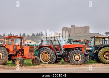 Tractores y castillo en Belmonte. Provincia di Cuenca. Castilla la Mancha. España. Foto Stock