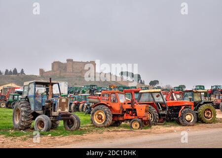 Tractores y castillo en Belmonte. Provincia di Cuenca. Castilla la Mancha. España. Foto Stock