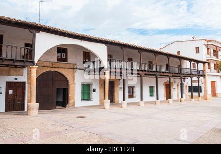 Soportales en Villanueva de la Jara. Provincia di Cuenca. Castilla la Mancha. España. Foto Stock