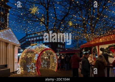 Kieler Weihnachtsmarkt in abendlicher Festtagstimmung auf dem Rathausplatz in der Innenstadt Foto Stock