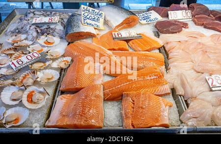 Filetti di salmone e capesante mediterraneo in vendita in un mercato Foto Stock