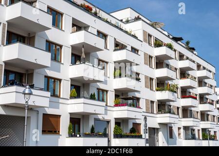 Nuovi appartamenti con molti balconi visti a Berlino Foto Stock