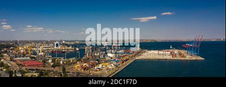 Panorama aereo di un terminal dei container al porto marittimo di Odessa, Ucraina Foto Stock