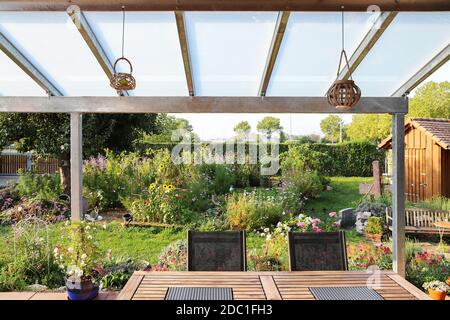 Terrazza con tetto in vetro e vista sul giardino Foto Stock