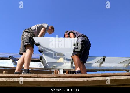 Installazione di un tetto in vetro per la terrazza Foto Stock