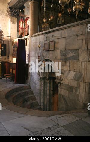 L'ingresso alla grotta della Natività di Betlemme Foto Stock