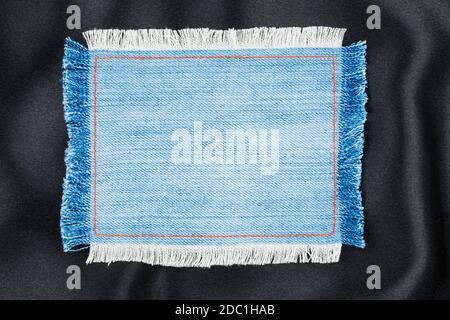 Telaio realizzato in tessuto denim con cuciture gialle su nero seta, con spazio per il testo Foto Stock