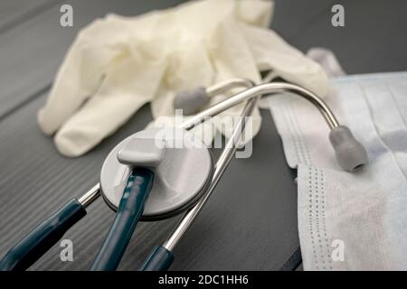 Dispositivi di protezione individuale per medici e infermieri in un ospedale. Guanti, stetoscopio e maschera facciale. Foto Stock