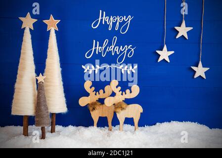 Inglese Calligraphy buone feste su sfondo blu con neve. Decorazione come alberi di cristmas, Moose e Stelle. Foto Stock