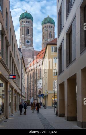 Vista delle cupole gemelle della chiesa Frauenkirche, Monaco, Baviera, Germania, Europa Foto Stock