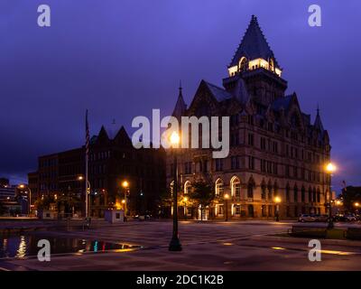 Syracuse, New York, Stati Uniti. 23 settembre 2020. Vista del Clinton Circle nel centro di Siracusa nel bel mezzo della notte in autunno Foto Stock