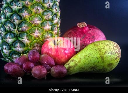 Una varietà di frutti disposti in un'immagine di natura morta. Foto Stock