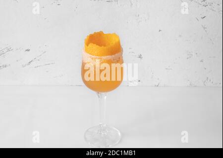 Bicchiere di cocktail Brandy Crosta guarnito con scorza d'arancia Foto Stock