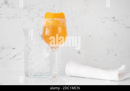 Bicchiere di cocktail Brandy Crosta guarnito con scorza d'arancia Foto Stock