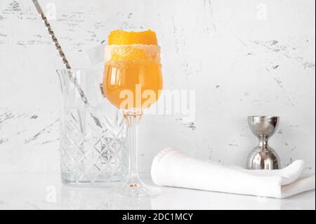 Bicchiere di cocktail Brandy Crosta guarnito con scorza d'arancia Foto Stock