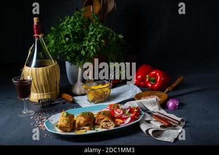 Involtini di maiale arrosto con insalate Foto Stock