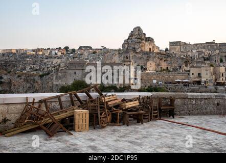 Matera, Italia - 17 settembre 2019: Bond 25, elementi scenografici utilizzati per le scene di esplosione e fuoco del film 'No Time To Die' a Sassi, Matera, Foto Stock