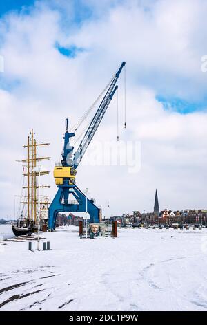 Tempo in inverno il porto della città di Rostock, Germania. Foto Stock