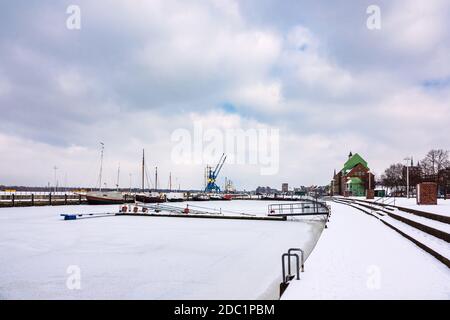 Tempo in inverno il porto della città di Rostock, Germania. Foto Stock