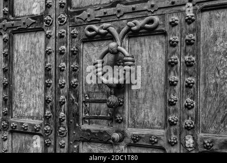 Porta medievale in legno, decorazioni e dettagli di protezione, arte del legno Foto Stock