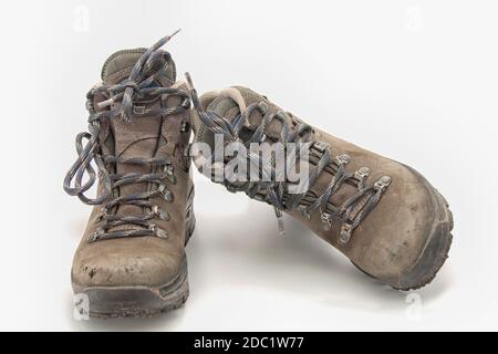 Coppia di scarpe da trekking vecchie e intemperie Foto Stock