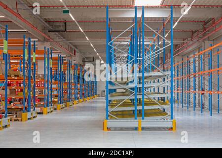 Scaffalatura rack Gravity Flow nel magazzino di distribuzione Foto Stock