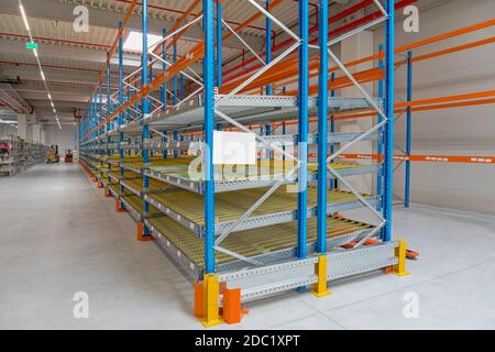 Scaffalatura rack Gravity Flow nel magazzino di distribuzione Foto Stock