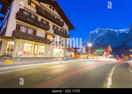 Dorfstrasse & Wetterhorn, Grindelwald villaggio, regione Jungfrau, Oberland Bernese, Alpi svizzere, Svizzera, Europa Foto Stock