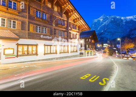 Dorfstrasse & Wetterhorn, Grindelwald villaggio, regione Jungfrau, Oberland Bernese, Alpi svizzere, Svizzera, Europa Foto Stock