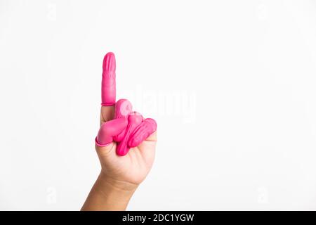 Donna mano che indossa le culle rosa in gomma proteggono aiuta a prevenire le impronte digitali sul pezzo toccato con il dito con il dito, studio girato isolato sopra Foto Stock